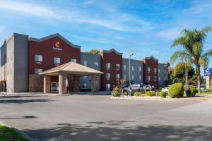 una rappresentazione di un hotel con parcheggio di Comfort Suites Marysville-Yuba City a Marysville