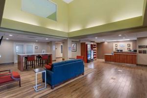 a lobby with a blue couch and a table at Comfort Suites Marysville-Yuba City in Marysville
