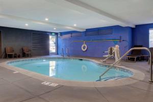 una piscina en una habitación con paredes azules en Comfort Suites Marysville-Yuba City, en Marysville