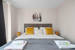Un dormitorio con una cama con dos toallas encima. en Spacious & Cosy, Netflix, Parking, Colindale Station, en Hendon