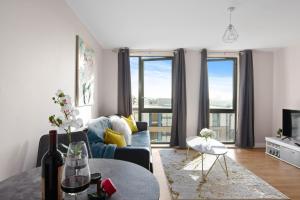 uma sala de estar com um sofá e uma mesa em Spacious & Cosy, Netflix, Parking, Colindale Station em Hendon