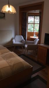 - une chambre avec un lit, une table et une fenêtre dans l'établissement Pension - Gästehaus Zum Pfälzerwald, à Hinterweidenthal