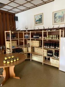 un magasin de vin avec des étagères de bouteilles de vin dans l'établissement Pension - Gästehaus Zum Pfälzerwald, à Hinterweidenthal
