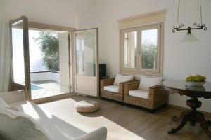a living room with a table and chairs at Notus Villa in Chorto