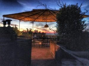 Alba o tramonto visti dall'interno della villa o dai dintorni
