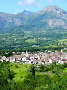 een dorp in een vallei met bergen op de achtergrond bij Honey Moon in Saint-Bonnet-en-Champsaur