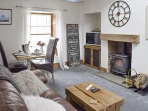 a living room with a couch and a fireplace at Upside Down Cottage in Richmond