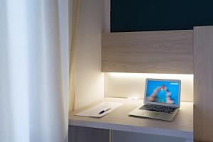 Televízia a/alebo spoločenská miestnosť v ubytovaní Hotel il Delfino