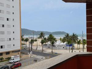 uma vista para uma cidade com um edifício e uma rua em Apartamento vista mar Praia Grande em Praia Grande