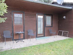 een patio met stoelen en een tafel voor een huis bij Eschenkamp 9c in Isenbüttel