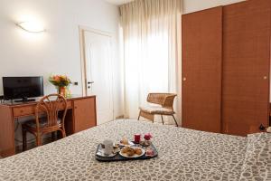 Televízia a/alebo spoločenská miestnosť v ubytovaní Hotel il Delfino