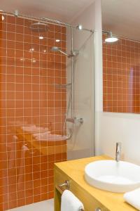 a bathroom with a shower with a sink and a toilet at Apartamento La Olmeda en ElMolinoDeLaSal de Sigüenza in Sigüenza