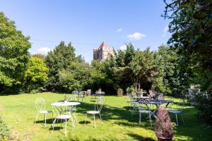 un grupo de mesas y sillas en el césped en Church Farm Guest House, en Wellington