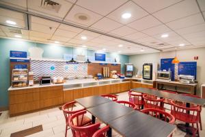 Holiday Inn Express Philadelphia NE - Langhorne, an IHG Hotel tesisinde bir restoran veya yemek mekanı