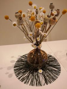 een vaas met bloemen erin op een tafel bij B&B Riverside - Centre of Bruges in calm area in Brugge