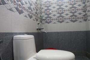 een badkamer met een wit toilet en een douche bij Sapphire Hotel Apartments & Business Suites in Kakkanad