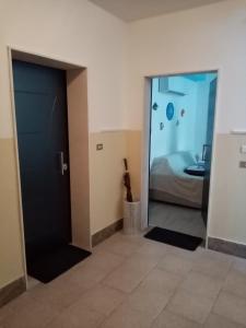 pokój z drzwiami prowadzącymi do sypialni w obiekcie B&B LaMarina w mieście Alghero +37 zdjęć