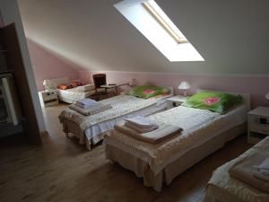 מיטה או מיטות בחדר ב-Agrostok noclegi agroturystyka