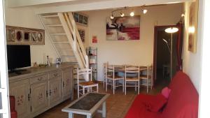 ein Wohnzimmer mit einem Tisch und einem Esszimmer in der Unterkunft Proche commerces et plage charmant pavillon très bien équipé - AYG10 in Saint Cyprien Plage