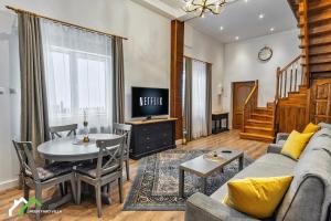 普雷代亚尔Green Yard Villa的客厅里有一张沙发和一张桌子。