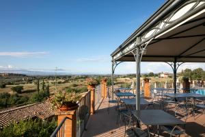 Bazén v ubytování Borgo Magliano Resort nebo v jeho okolí
