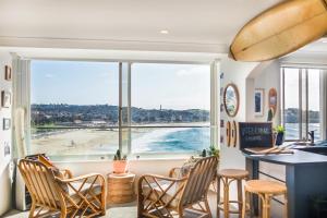 Μια τηλεόραση ή/και κέντρο ψυχαγωγίας στο Bondi Cloud Surf House by Sydney Dreams