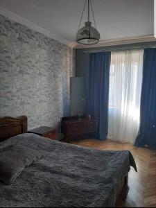 Chiatʼura的住宿－hotel，一间卧室设有一张床和砖墙