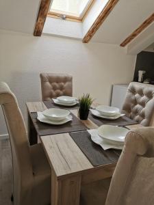 un tavolo in legno con sedie e una sala da pranzo in legno di Zelena oaza - kuca za odmor a Golubac