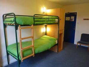 Rúm í herbergi á Ingleton Hostel