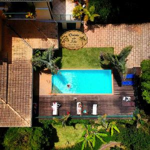 uma vista superior de uma piscina num quintal em Pousada Quinta do Alto em Itaipava
