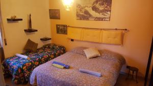 Habitación con 2 camas en una habitación en Coccole&Bollicine, en Bérgamo