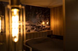 Postel nebo postele na pokoji v ubytování Ekskluzywny Apartament z prywatną sauną Jodłowa 12 widok na Skrzyczne