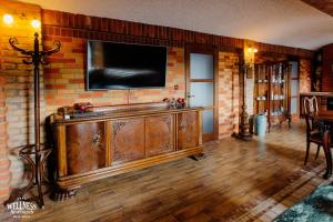TV i/ili multimedijalni sistem u objektu Wellness Apartment, Spa i Sauna