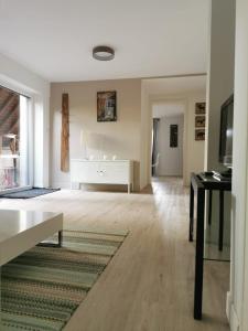 uma sala de estar vazia com uma mesa e uma televisão em " Petit Cocon 67 " cosy F2 de 65m2 proche Strasbourg em Ittlenheim