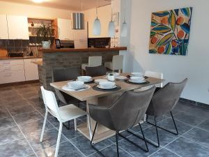 stół jadalny i krzesła w kuchni w obiekcie Villa Sorella Baranja w mieście Karanac
