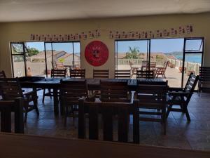 Un comedor con una mesa grande y sillas. en Vila Sol - Self Catering, en Vila Praia Do Bilene