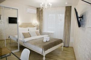 ベレズニキにあるMini-Otel' Barbarisのベッドルーム1室(キャンドル2本付)