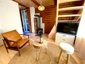 TV a/nebo společenská místnost v ubytování Pine Lodge