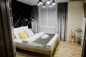 ベレズニキにあるMini-Otel' Barbarisのベッドルーム1室(ベッド1台、動物2匹の詰め物付)
