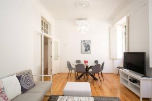 ein Wohnzimmer mit einem Sofa und einem Tisch in der Unterkunft Cosy Baixa Apartment2 in Lissabon
