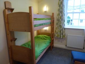 Rúm í herbergi á Ingleton Hostel