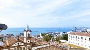 vista sulla città con torre dell'orologio di Apartamentos Praça da Sé a Salvador