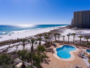 uma vista aérea da praia e do oceano em Destin Towers - MIDDLE UNIT ON THE BEACH! em Destin