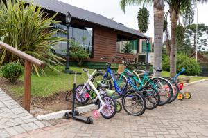 une rangée de vélos garés devant une maison dans l'établissement Eco Hotel Bouganville, à São José dos Pinhais