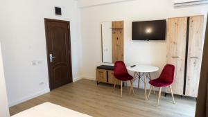 TV a/nebo společenská místnost v ubytování M Rooms + 14 fotografií