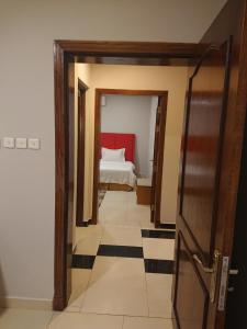 Lova arba lovos apgyvendinimo įstaigoje Al Narjes Hotel Suites Al Khobar
