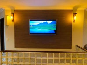 Et tv og/eller underholdning på Lindo Duplex Pé Na Areia com Praia Privativa