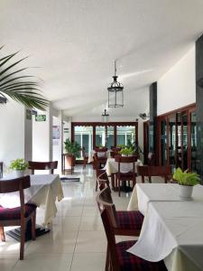 een eetkamer met tafels en stoelen in een restaurant bij Hotel San Joaquin SA de CV in Colima