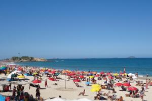 Ipanema beach - Show de apart في ريو دي جانيرو: زحمة الناس على شاطئ فيه مظلات