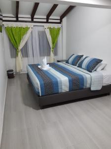 En eller flere senge i et værelse på Hostal Villa Rosita